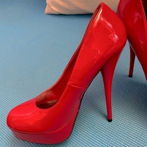 Patent Red Pumps in Size 7. Red Heels.